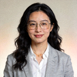 c7游戏开发美术总监人物头像照片，女性美术设计人员正面照